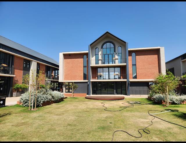 428M² SHOWROOM TO LET IN ROOIHUISKRAAL